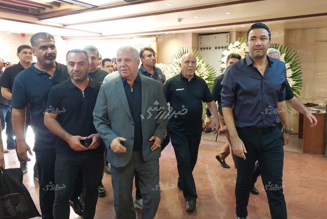 عکس| دیدار گرم علی پروین و جواد نکونام در مراسم ختم پدر خداداد عزیزی/ سلطان پرسپولیس سرمربی استقلال را در آغوش گرفت عکس| دیدار گرم علی پروین و جواد نکونام در مراسم ختم پدر خداداد عزیزی/ سلطان پرسپولیس سرمربی استقلال را در آغوش گرفت