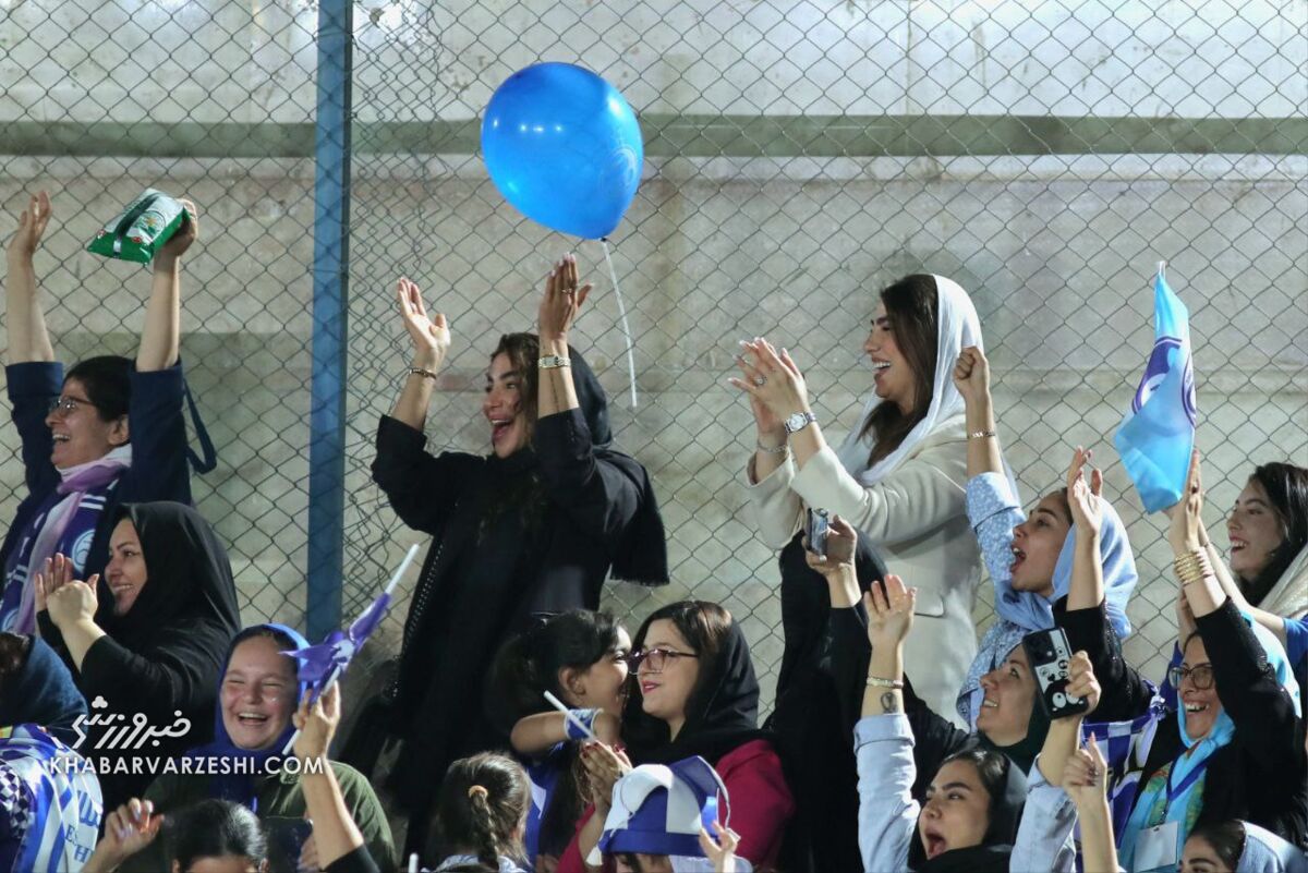 عکس| شادی همسر روزبه چشمی و مهرداد محمدی در میان استقلالیها