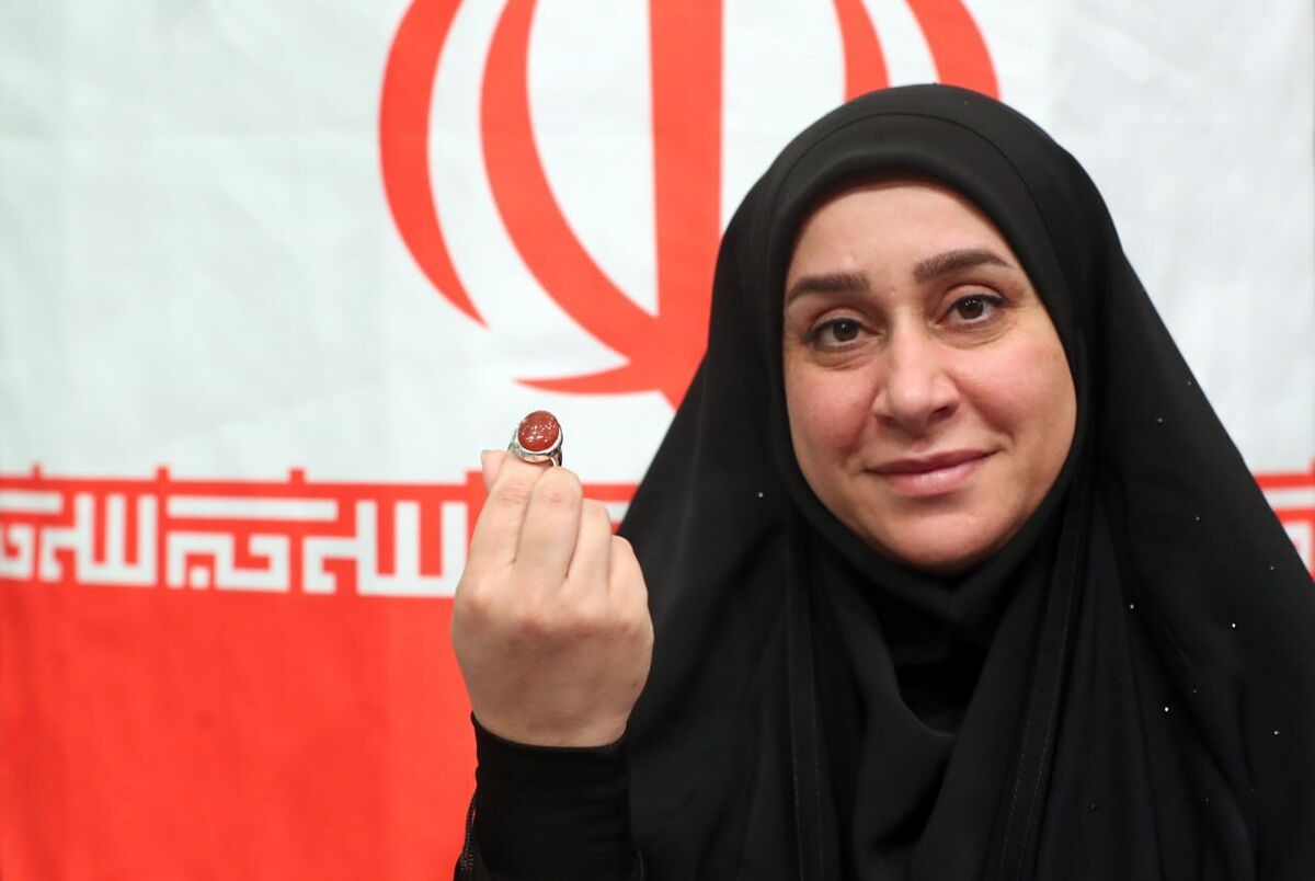 عکس| هدیه ارزشمند رهبر انقلاب در دست دختر مدالآور ایران