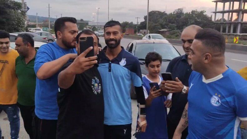 عکس| استقبال ویژه از رامین رضاییان توسط بچه محلها