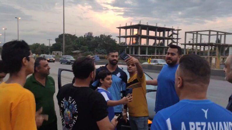 عکس| استقبال ویژه از رامین رضاییان توسط بچه محلها