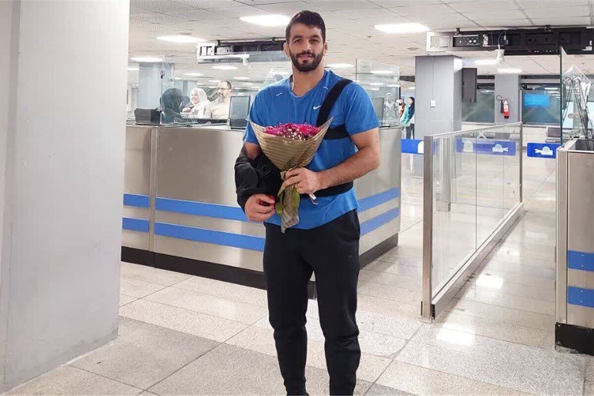 عکس| حسن یزدانی با دسته گل به ایران برگشت عکس| حسن یزدانی با دسته گل به ایران برگشت