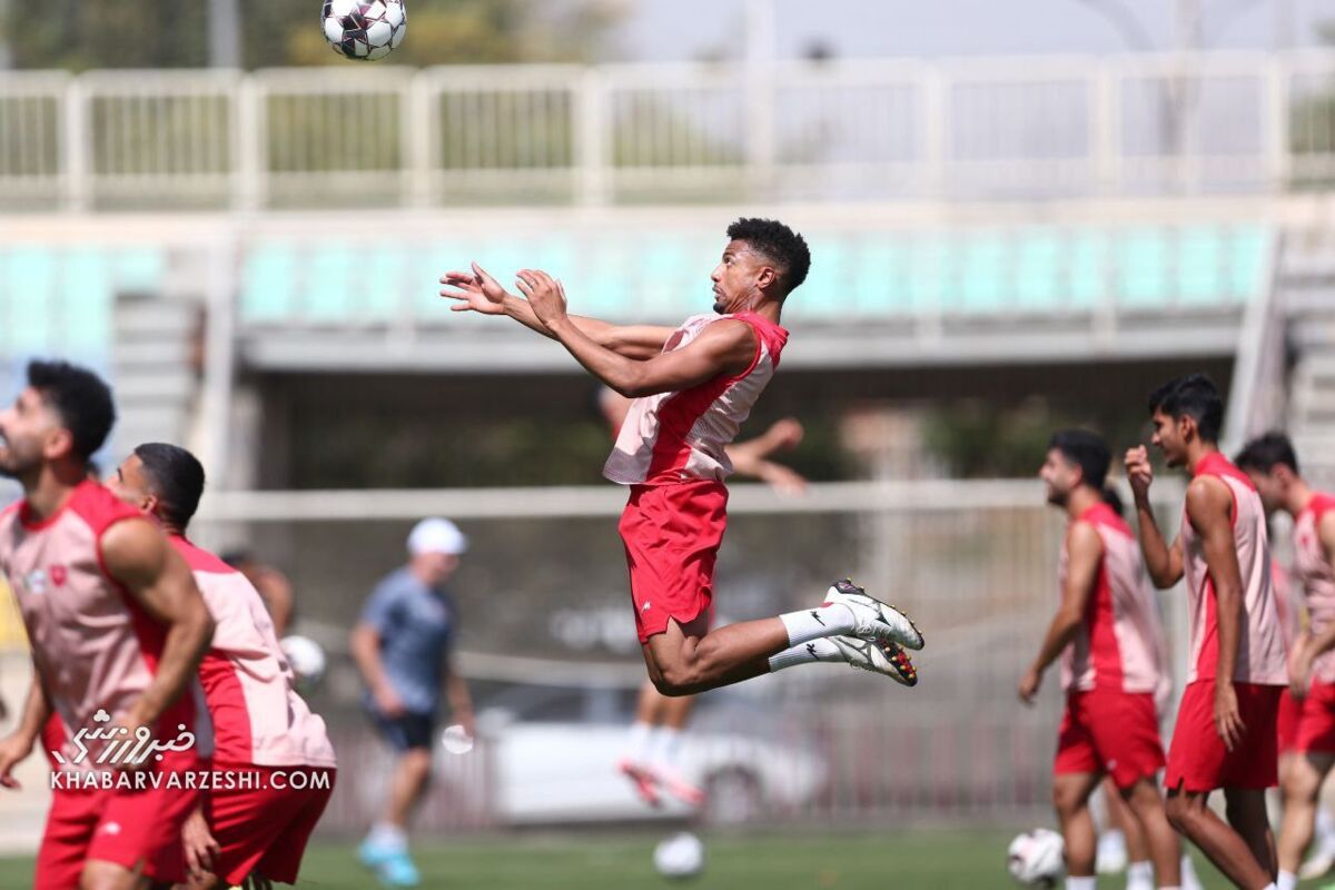 بازیکن پرسپولیس رسماً به نایب قهرمان پیوست +ویدیو بازیکن پرسپولیس رسماً به نایب قهرمان پیوست +ویدیو