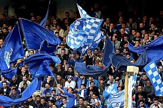 ۲۴ ساعت بعد از تجمع هواداران پرسپولیس/ هواداران عصبانی استقلال جلوی در باشگاه! ۲۴ ساعت بعد از تجمع هواداران پرسپولیس/ هواداران عصبانی استقلال جلوی در باشگاه!