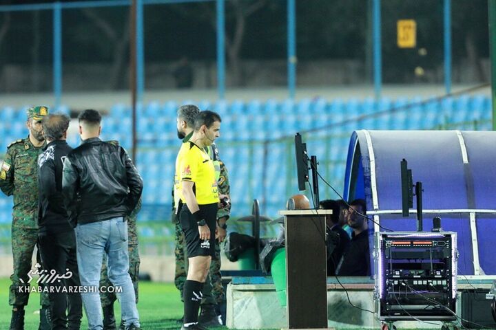 سیدرضا مهدوی (داور) و کمکداور ویدیویی (VAR)؛ هوادار - استقلال