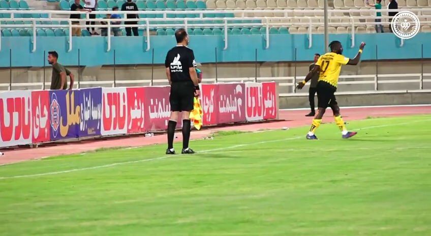 ۱۲ نفره شدن سپاهان در زمین جنجالآفرین شد!/ ماجرای یک بازیکن اضافی و اعتراض استقلالیها +ویدیو