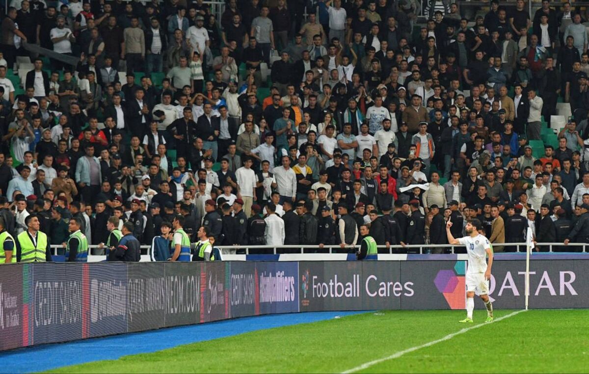 جر و بحث ماشاریپوف با هواداران ناراضی ازبکستان +عکس