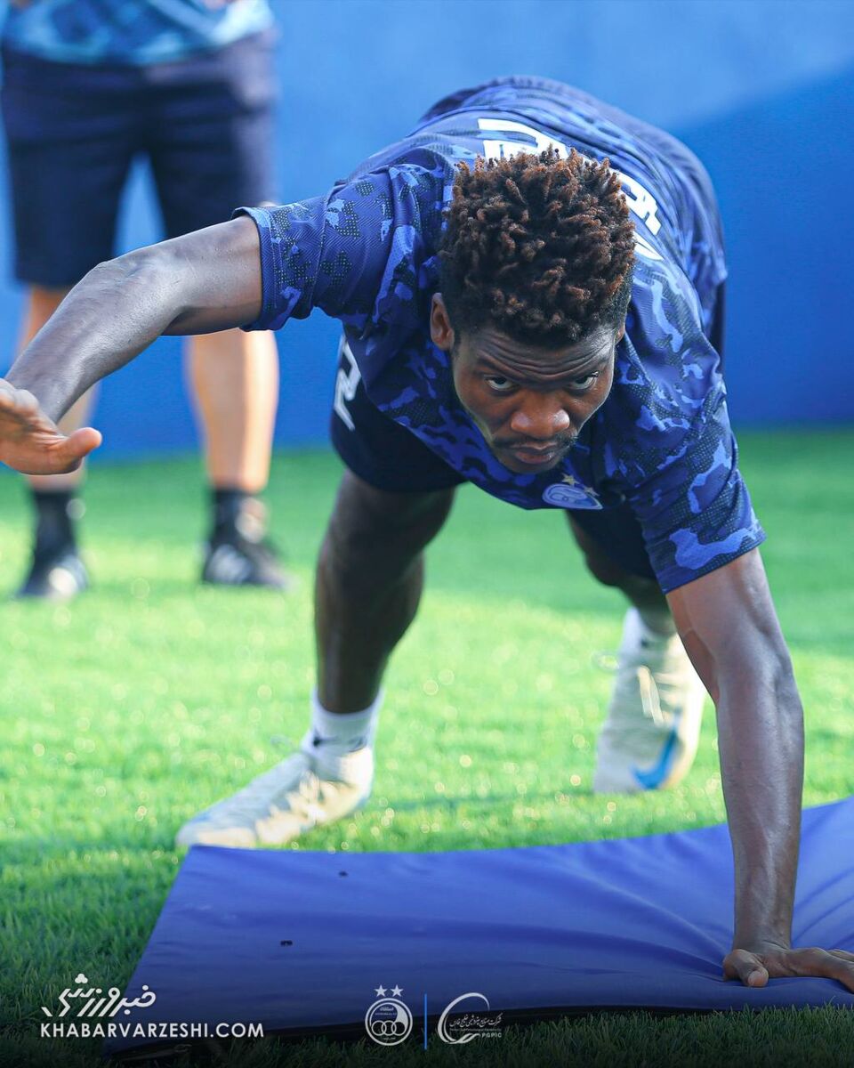 سهراب روی ستارههای استقلال زوم شد! +عکس