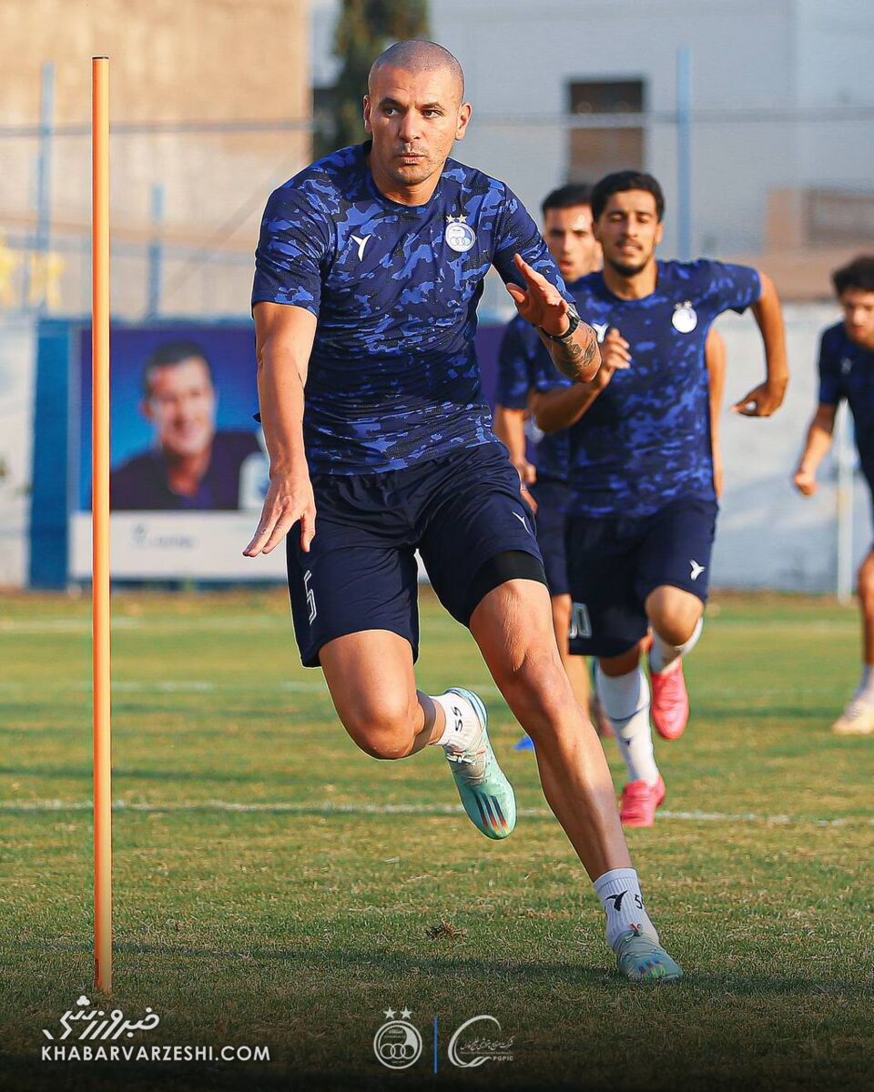 سهراب روی ستارههای استقلال زوم شد! +عکس