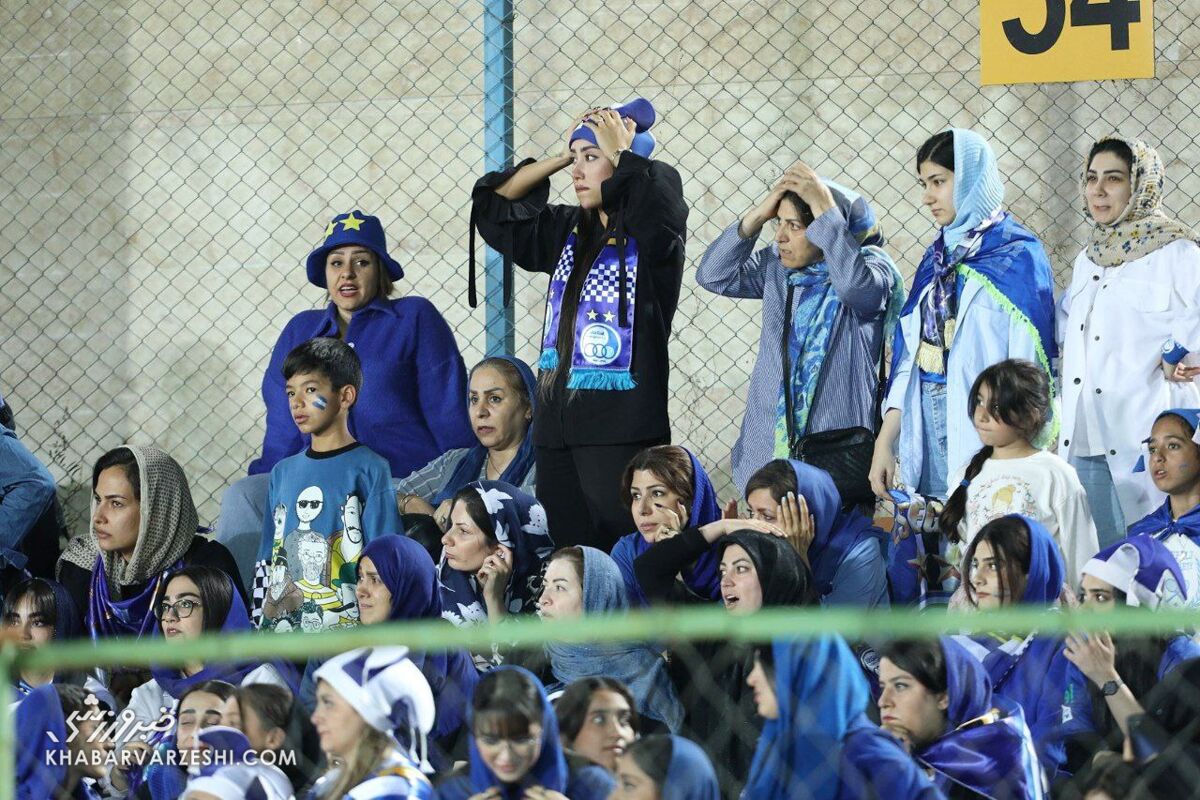 هواداران استقلال در بازی با ذوب آهن