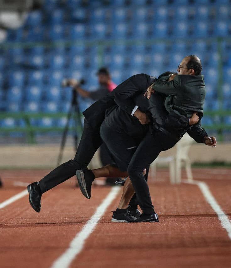 عکس| شکار لحظهها از خوشحالی آکروباتیک کادرفنی ذوب آهن در بازی مقابل استقلال