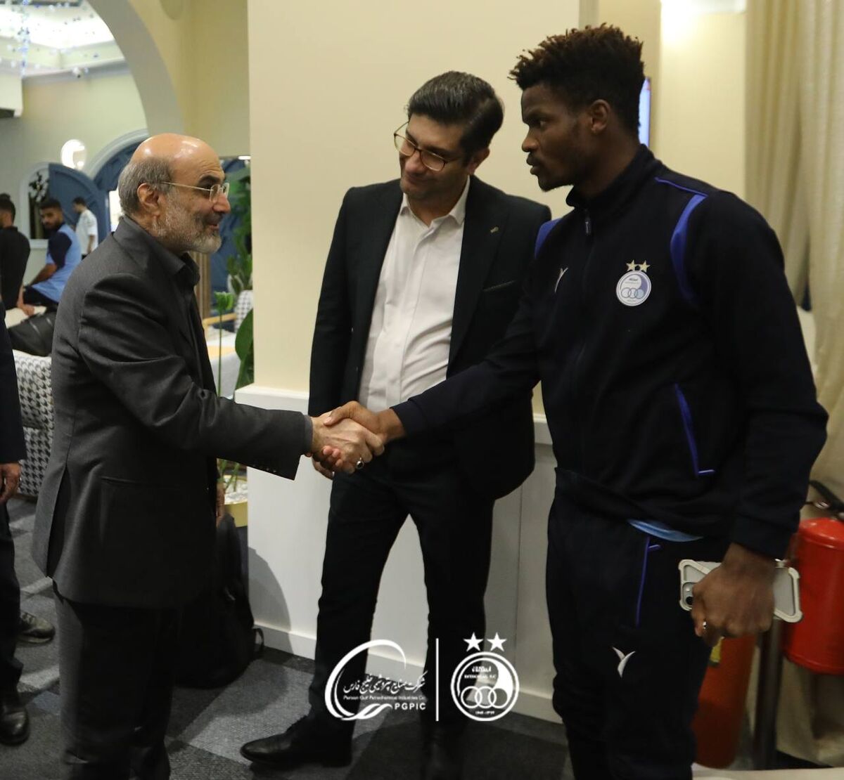 عکس| استقبال ویژه علیعسگری از کاروان استقلال/ دیدار مدیرعامل پتروشیمی خلیج فارس با موسیمانه