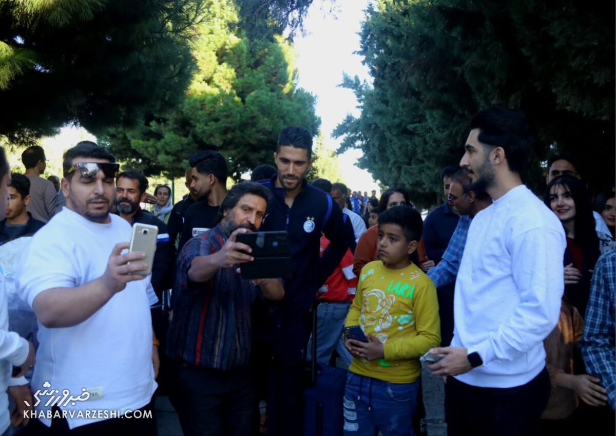 تصاویر| حضور هواداران استقلال در فرودگاه خرمآباد برای گرفتن عکس یادگاری