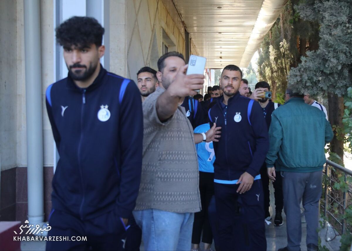 تصاویر| حضور هواداران استقلال در فرودگاه خرمآباد برای گرفتن عکس یادگاری