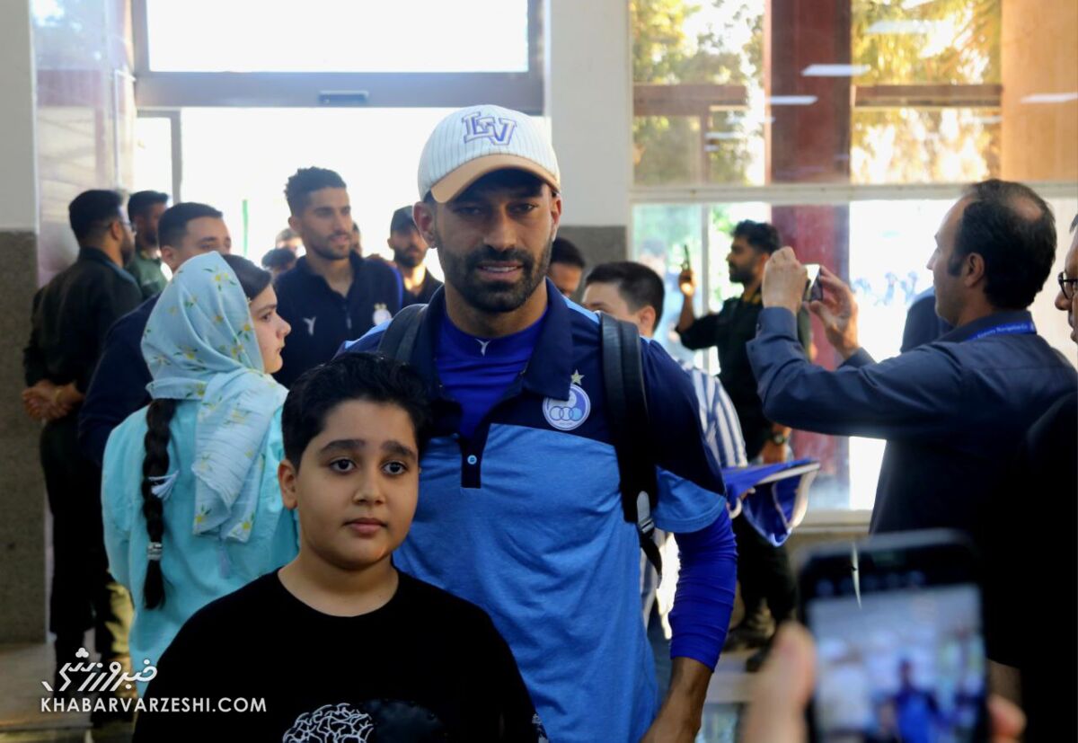 تصاویر| حضور هواداران استقلال در فرودگاه خرمآباد برای گرفتن عکس یادگاری