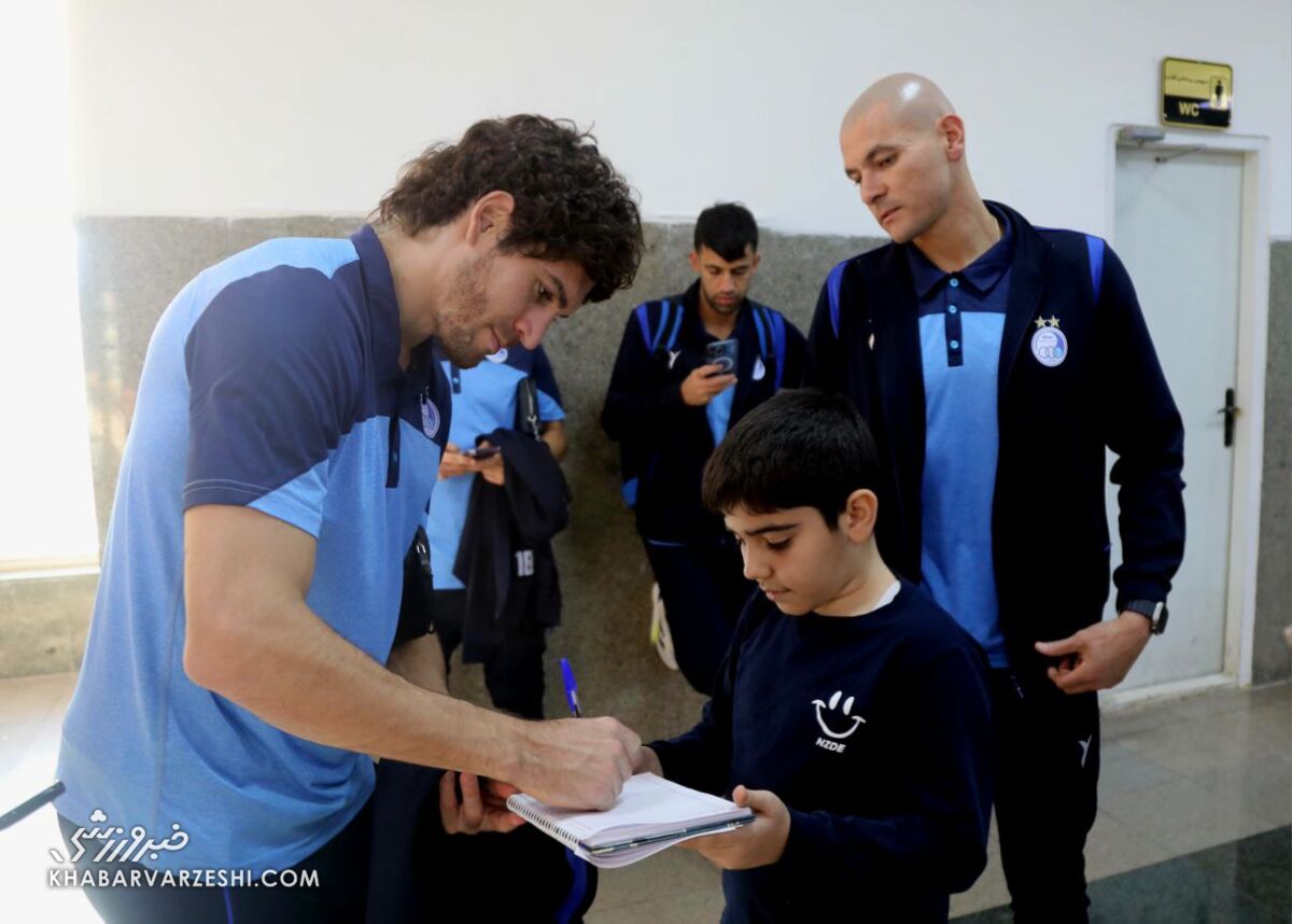 تصاویر| حضور هواداران استقلال در فرودگاه خرمآباد برای گرفتن عکس یادگاری