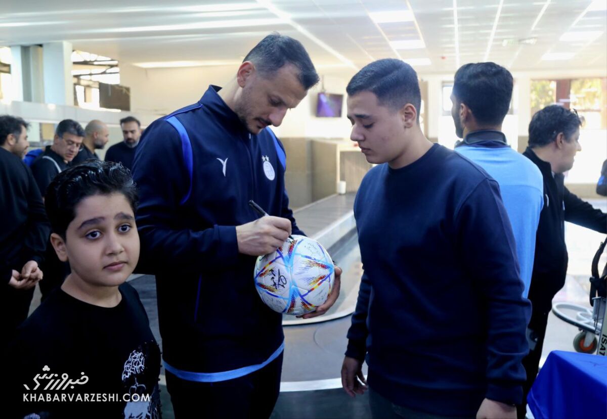 تصاویر| حضور هواداران استقلال در فرودگاه خرمآباد برای گرفتن عکس یادگاری