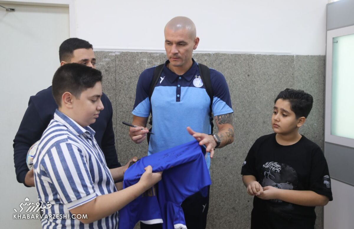 تصاویر| حضور هواداران استقلال در فرودگاه خرمآباد برای گرفتن عکس یادگاری