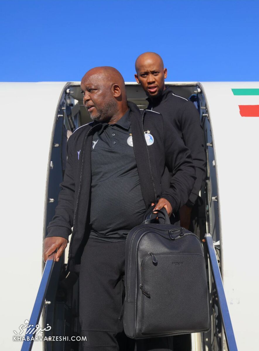 تصاویر| حضور هواداران استقلال در فرودگاه خرمآباد برای گرفتن عکس یادگاری