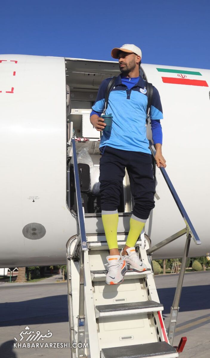 تصاویر| حضور هواداران استقلال در فرودگاه خرمآباد برای گرفتن عکس یادگاری