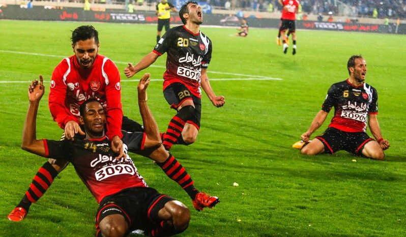 تساوی دربی در بازی جنجالی/ سرمربی استقلال: داور آنقدر سوت نزد تا پرسپولیس گل زد!