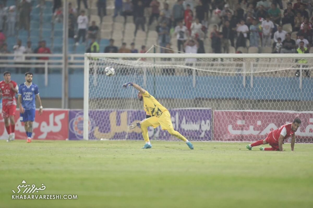 قانونی که سرمربی پرسپولیس زیر پا گذاشت/ شانس آوردیم گندوز دروازهبان پرسپولیس بود/ موسیمانه به رمضانی آموزش هد زدن داد!