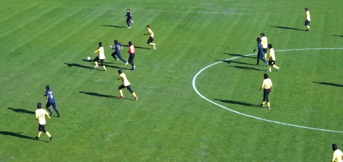 اشتباه عجیب در فوتبال زنان ایران؛ گل کاملا سالم آفساید گرفته شد! +ویدیو اشتباه عجیب در فوتبال زنان ایران؛ گل کاملا سالم آفساید گرفته شد! +ویدیو