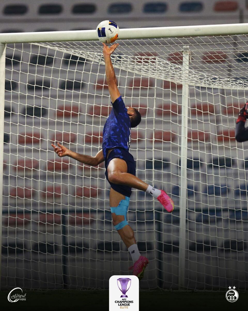 عکس| مدافع استقلال در نقش دروازهبان!