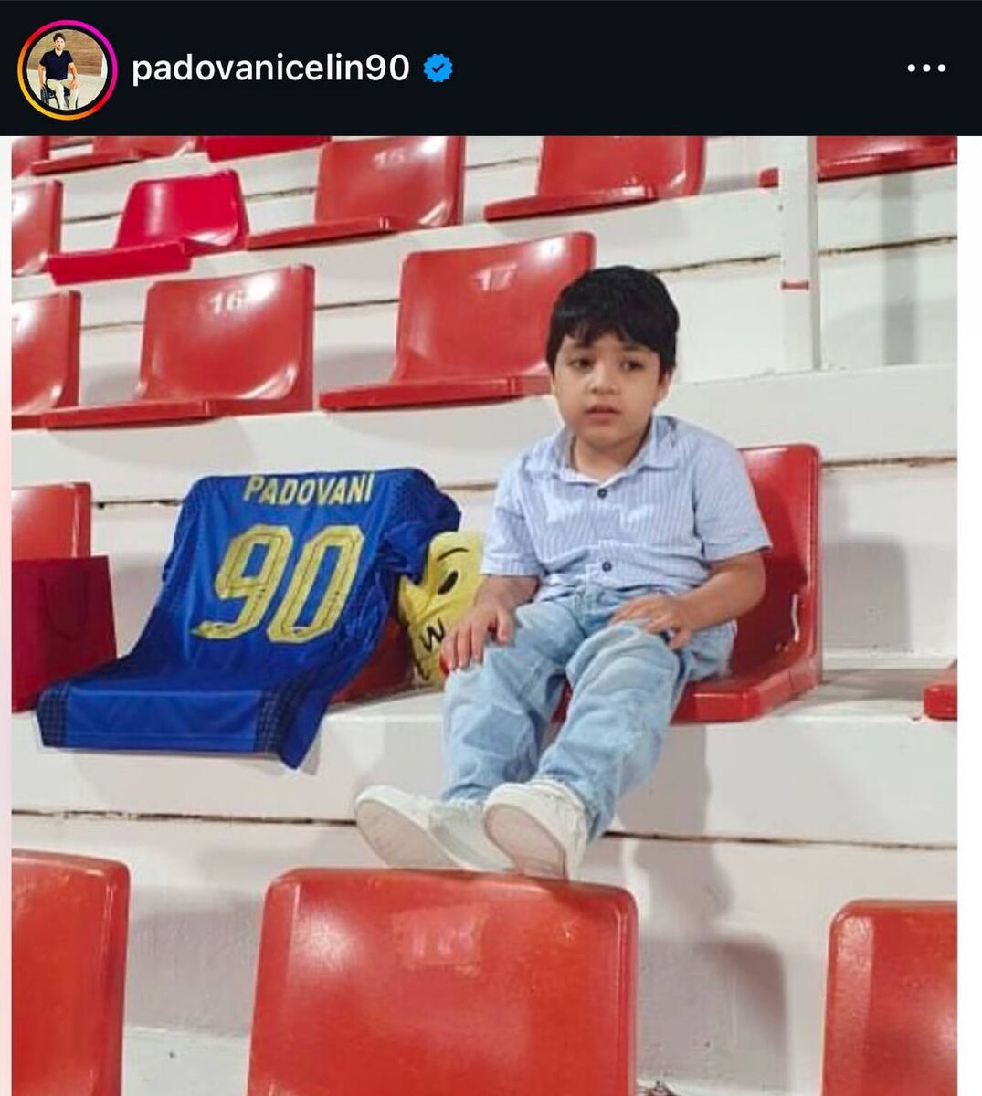 لحظه تلخ و شیرین بدشانسترین ستاره استقلالی با تماشای پیراهنش در بازی پاختاکور؛ بعد از سالها متاثر شدم اما این میراث نسل به نسل ادامه دارد! +عکس