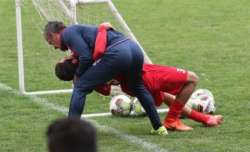 آبروریزی بر سر تعویض؛ بازیکن شماره ده، سرمربی تیم را کتک زد! + فیلم و صحنه های درگیری آبروریزی بر سر تعویض؛ بازیکن شماره ده، سرمربی تیم را کتک زد! + فیلم و صحنه های درگیری