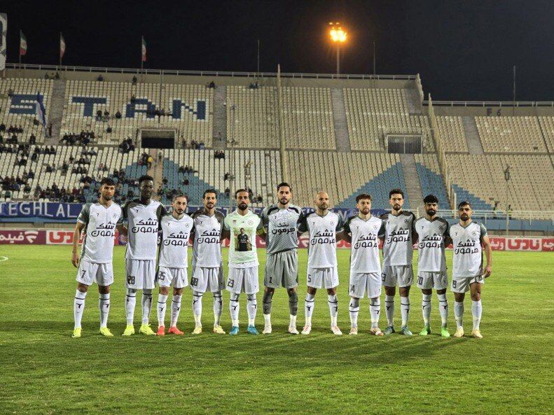 هوادار ذوب آهن: تیم خوبی داریم/ امسال در میانه جدول می مانیم هوادار ذوب آهن: تیم خوبی داریم/ امسال در میانه جدول می مانیم