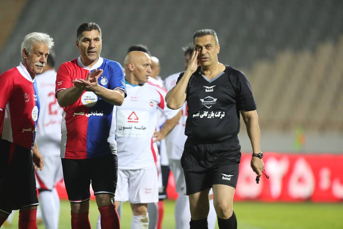 مسئولان، بلیت ها را برای از ما بهتران نگه داشتند؟ تماشاگران بازی منتخب ۹۸ و سرخابی ها با بخت و اقبال به استادیوم رفتند!/ بلیت مجانی جلوی آزادی توزیع شد +ویدیو مسئولان، بلیت ها را برای از ما بهتران نگه داشتند؟ تماشاگران بازی منتخب ۹۸ و سرخابی ها با بخت و اقبال به استادیوم رفتند!/ بلیت مجانی جلوی آزادی توزیع شد +ویدیو