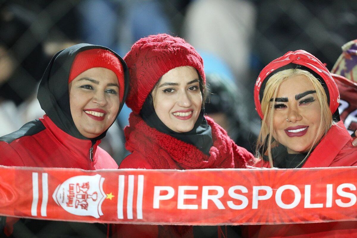 کری‌خوانی دخترهای پرسپولیسی برای استقلال در یزد +فیلم