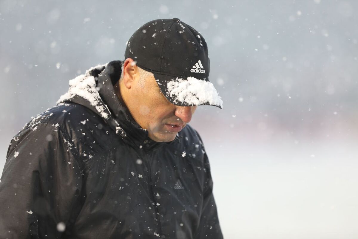 حتی یک اوت دستی به نفع ما گرفته نشده؛ توپ سفید را رنگ کردند تا در برف دیده شود! حتی یک اوت دستی به نفع ما گرفته نشده؛ توپ سفید را رنگ کردند تا در برف دیده شود!