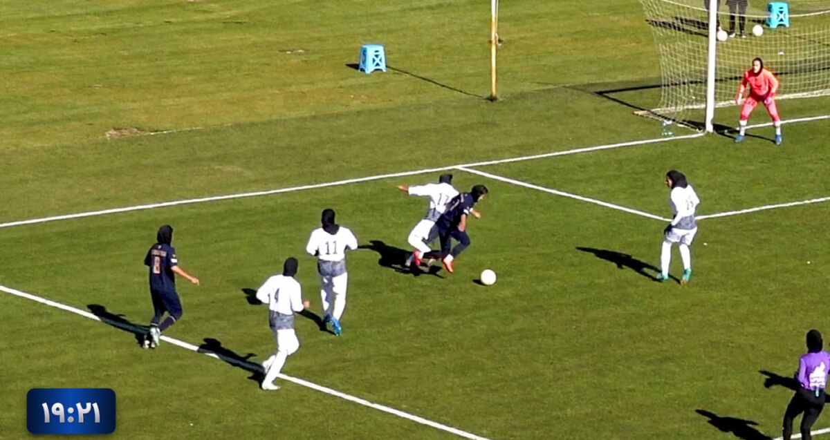 صحنه داوری بحث برانگیز در فوتبال زنان ایران/ ادامه بازی به سود سپاهان! +فیلم صحنه داوری بحث برانگیز در فوتبال زنان ایران/ ادامه بازی به سود سپاهان! +فیلم