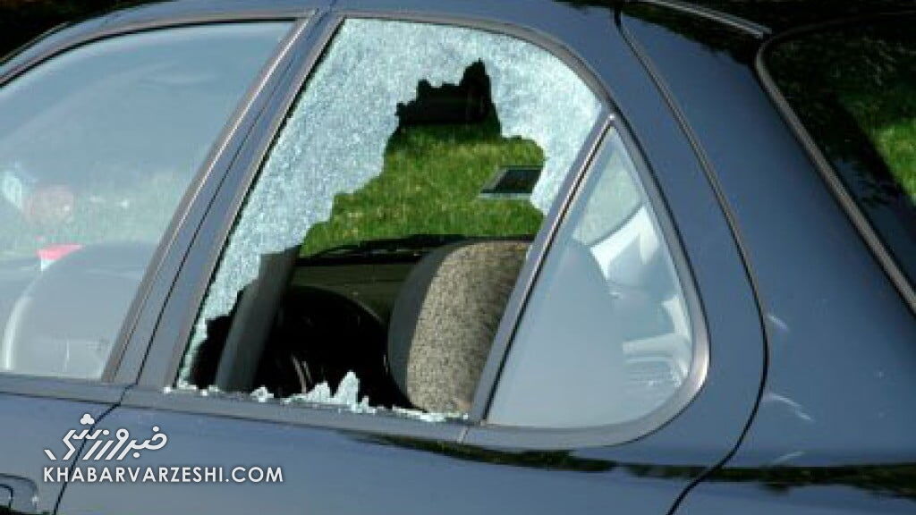 حمله هواداران عصبانی پرسپولیس به ماشینهای نمره اصفهان در اراک + فیلم حمله هواداران عصبانی پرسپولیس به ماشینهای نمره اصفهان در اراک + فیلم