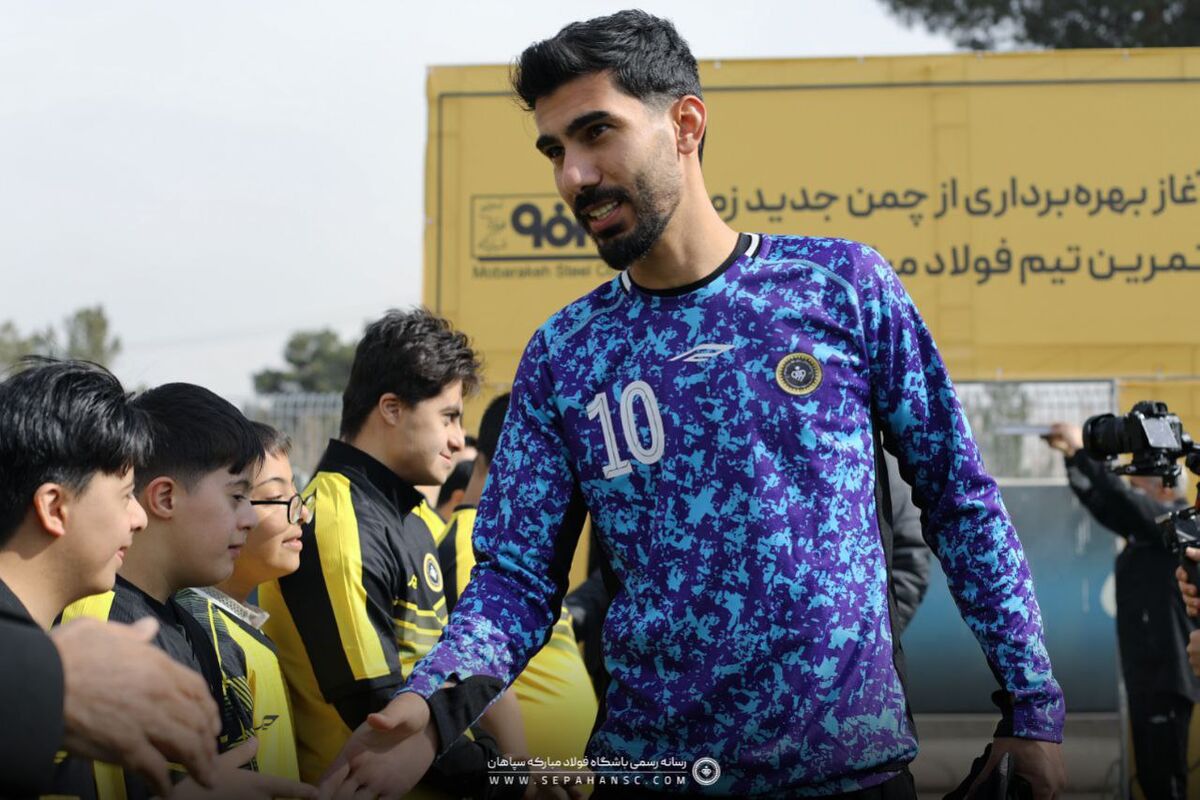 ستاره سپاهان پرسپولیس را فالو کرد ستاره سپاهان پرسپولیس را فالو کرد