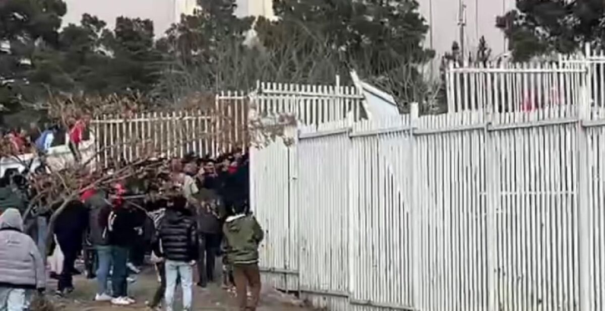 وقتی تراکتوری ها نرده ها و قانون ۱۰ درصد را شکستند! / اقدام پیروانی چه خواهد بود؟ وقتی تراکتوری ها نرده ها و قانون ۱۰ درصد را شکستند! / اقدام پیروانی چه خواهد بود؟