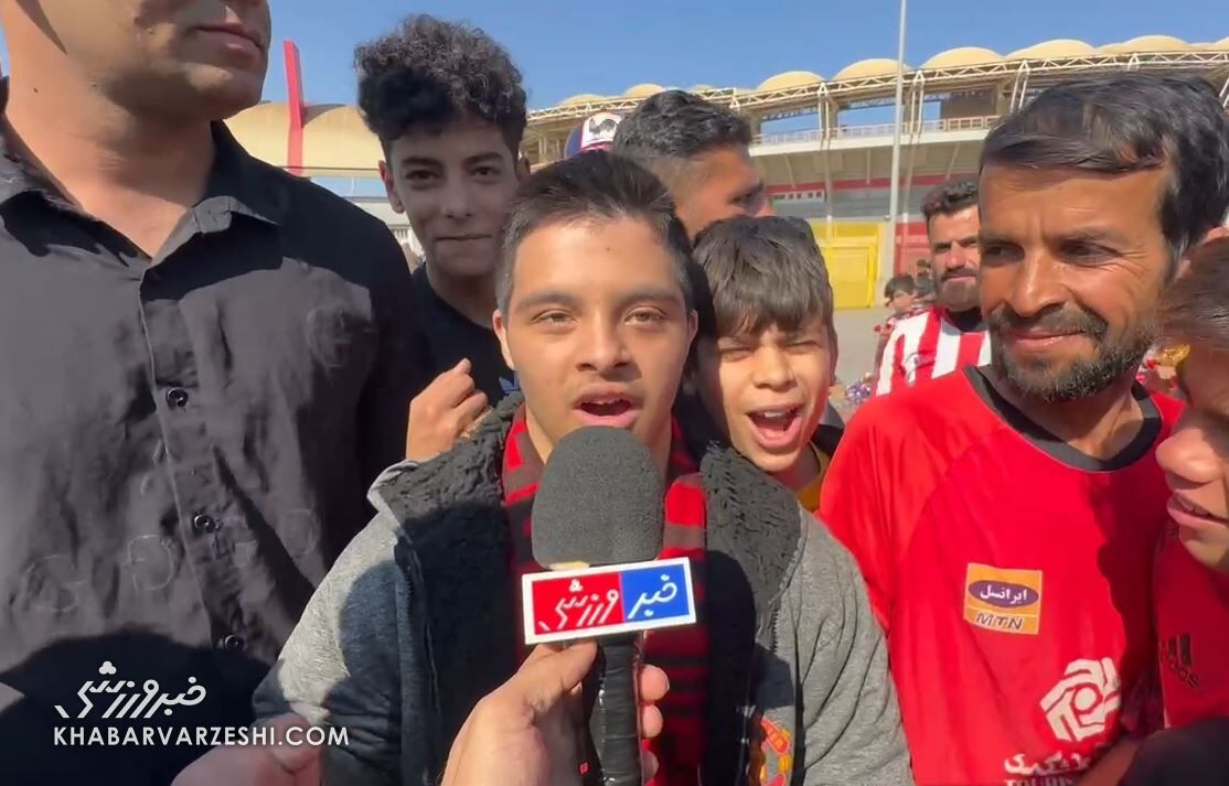 هوادار دوستداشتنی «سندرومدان»: ایشالا پرسپولیس پنج تا به فولاد بزنه صلوات! +فیلم هوادار دوستداشتنی «سندرومدان»: ایشالا پرسپولیس پنج تا به فولاد بزنه صلوات! +فیلم