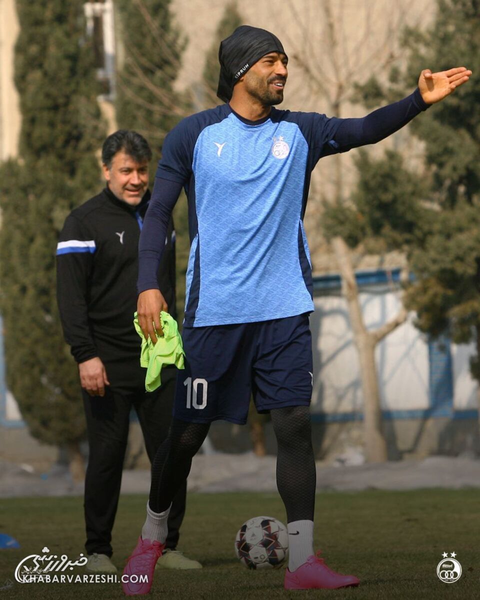 کلاه جذاب رامین رضاییان در تمرین استقلال/ ستاره متفاوت آبیپوشان +عکس