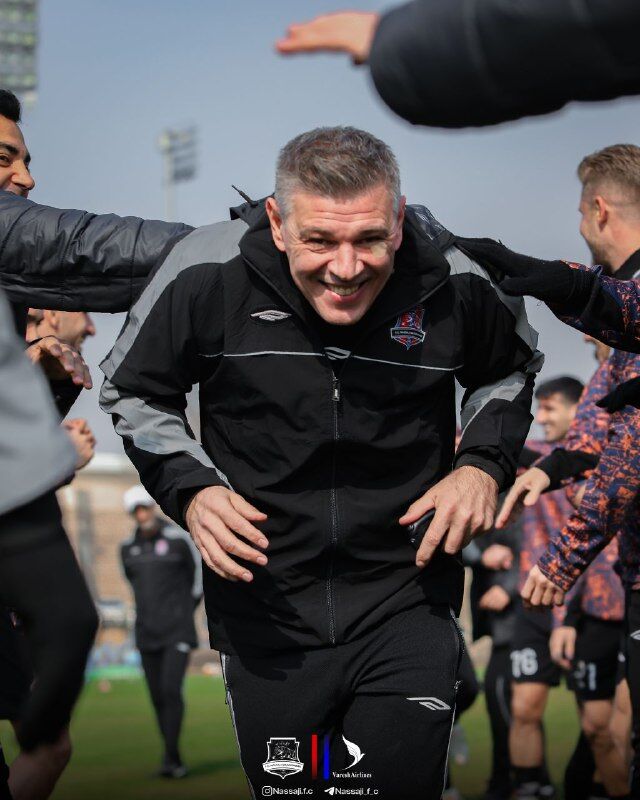 میلوشویچ آماده بازی برای قائمشهری ها؛ یک جادوگر و شعبده باز روی نیمکت نساجی +فیلم میلوشویچ آماده بازی برای قائمشهری ها؛ یک جادوگر و شعبده باز روی نیمکت نساجی +فیلم