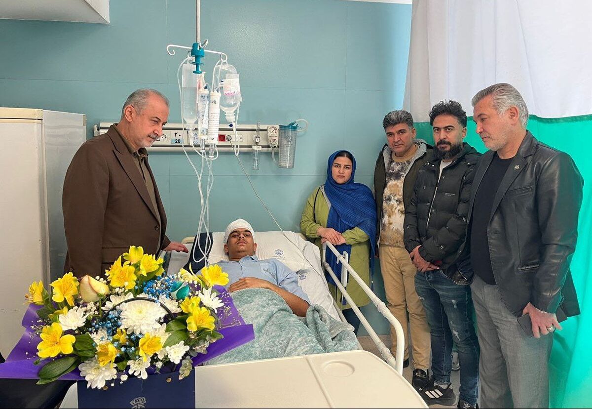 حضور درویش و استیلی بر بالین هوادار آسیب دیده پرسپولیس حضور درویش و استیلی بر بالین هوادار آسیب دیده پرسپولیس