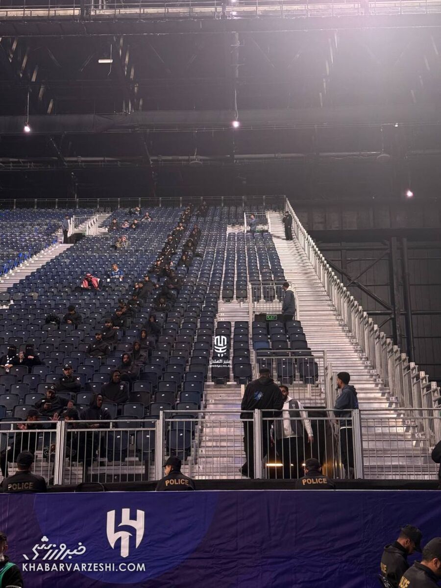 حضور لباس مشکیها در جایگاه عجیب هواداران پرسپولیس در ورزشگاه الهلال +عکس