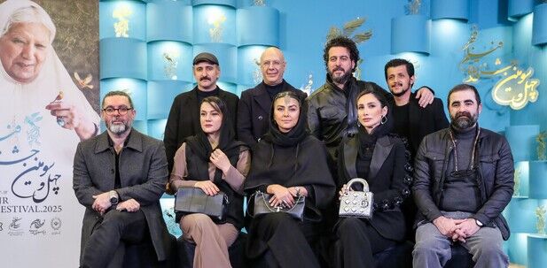 سینما و فوتبال به هم رسیدند، جناب خان فیلم خانواده هنری را به فردوسی پور تقدیم کرد/ نسل بعدی دروازه بانی در خانواده سینمایی! سینما و فوتبال به هم رسیدند، جناب خان فیلم خانواده هنری را به فردوسی پور تقدیم کرد/ نسل بعدی دروازه بانی در خانواده سینمایی!