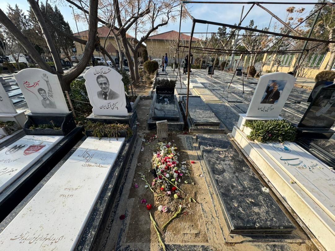 اختصاصی خبرورزشی؛ سنگ مزار ستاره استقلال را بدون اطلاع خانوادهاش برداشتند!/ بی اجازه ما قبر پدرم را دو طبقه کردند/ اشک فرزندان بازیکن فقید استقلال درآمد+ عکس