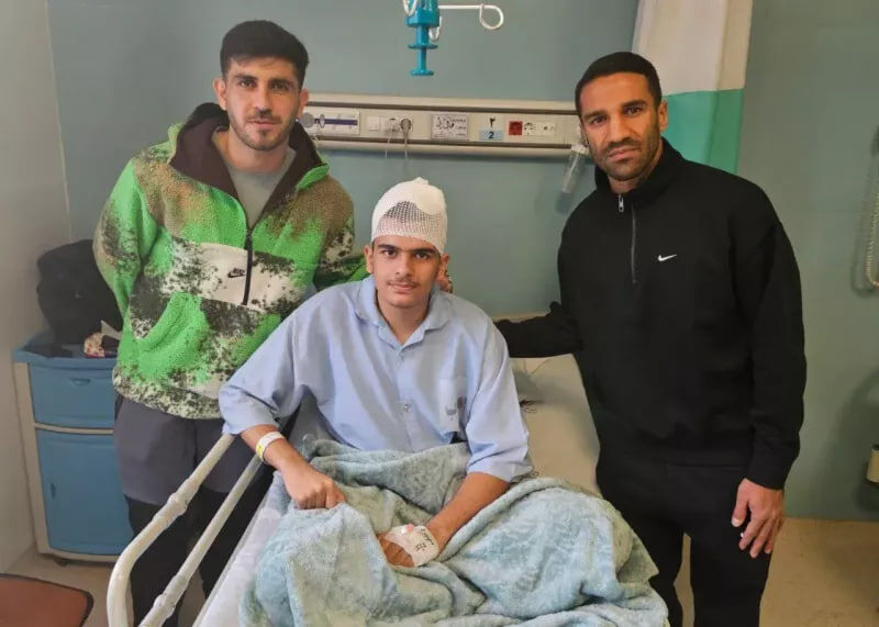 ستارههای پرسپولیس از هوادار مصدوم عیادت و دعوت کردند ستارههای پرسپولیس از هوادار مصدوم عیادت و دعوت کردند