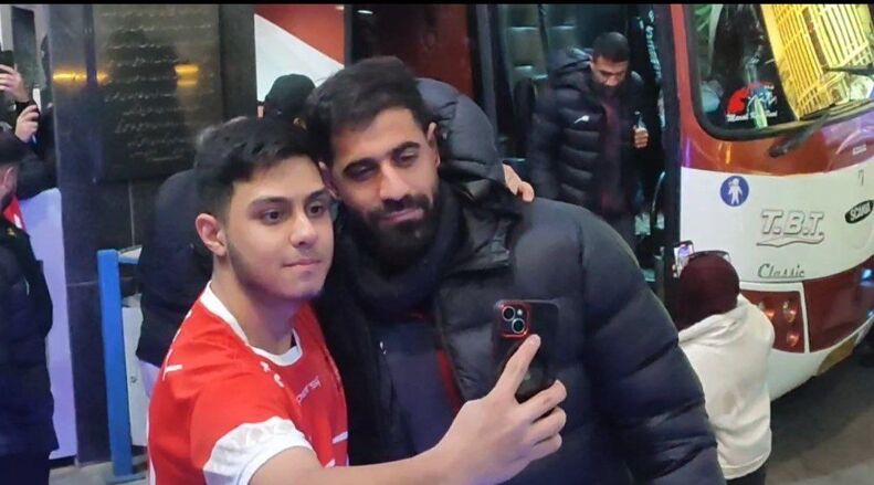 پرسپولیس با استقبال هوادارانش وارد اصفهان شد؛ ورود به نصف جهان برای انتقام پرسپولیس با استقبال هوادارانش وارد اصفهان شد؛ ورود به نصف جهان برای انتقام