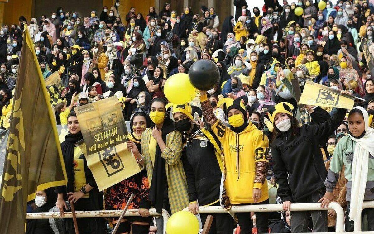 اعتراض سپاهانیها به جایگاه هواداران این تیم در ورزشگاه آزادی اعتراض سپاهانیها به جایگاه هواداران این تیم در ورزشگاه آزادی