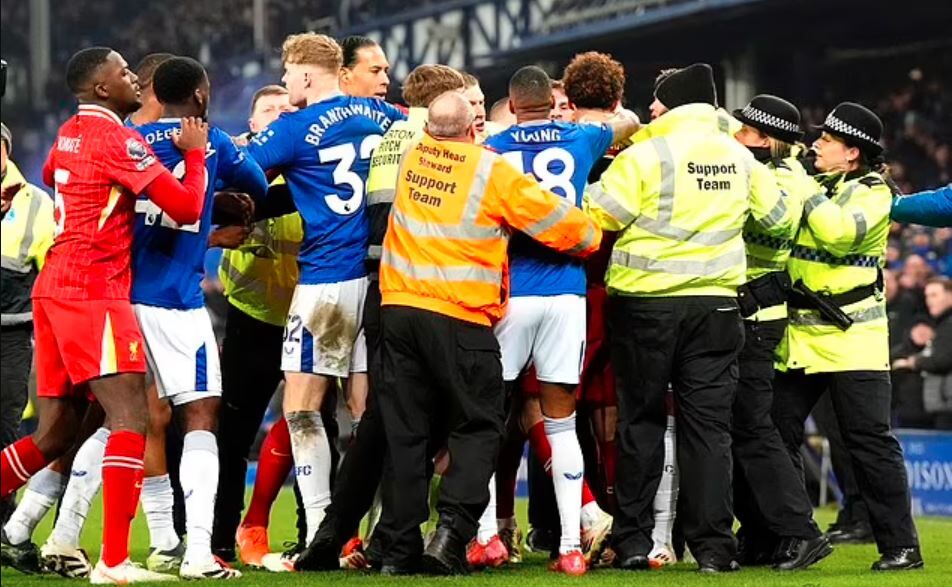 همه چیز از جنجال ها و درگیری دربی دیشب/ ۴ کارت قرمز و لغو کنفرانس خبری/ پلیس وسط زمین آمد و بازیکنان را جدا کرد! همه چیز از جنجال ها و درگیری دربی دیشب/ ۴ کارت قرمز و لغو کنفرانس خبری/ پلیس وسط زمین آمد و بازیکنان را جدا کرد!