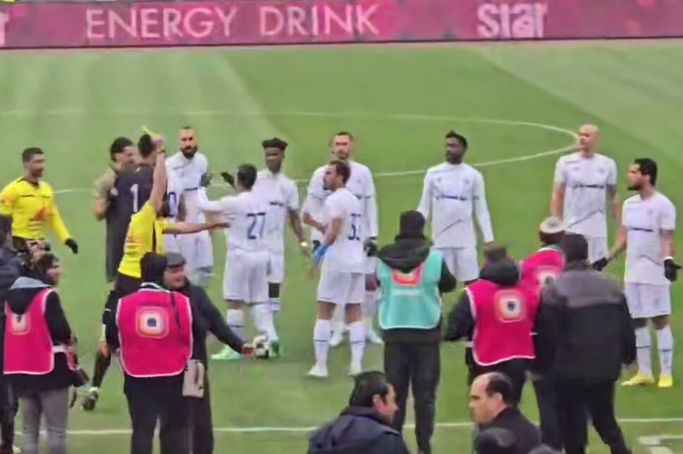 تنش و درگیری در قزوین؛ داور پیش از شروع مسابقه دست به کارت شد! +فیلم تنش و درگیری در قزوین؛ داور پیش از شروع مسابقه دست به کارت شد! +فیلم